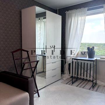 Дніпроводська вул., 3