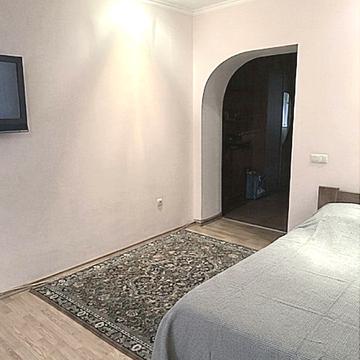 Пилипа Орлика вул., 11