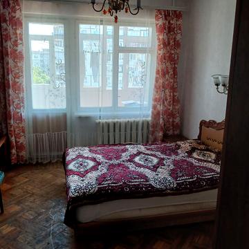 Академіка Корольова вул., 88