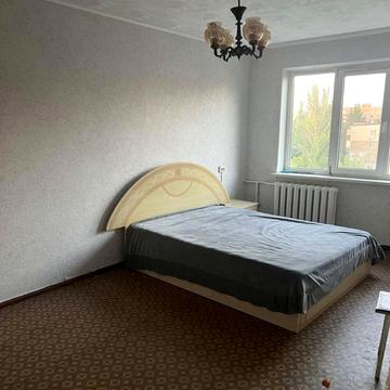 Космонавтів вул., 28