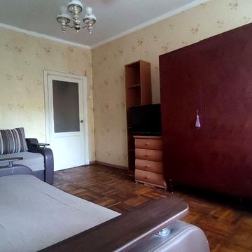 Космонавтів вул., 38