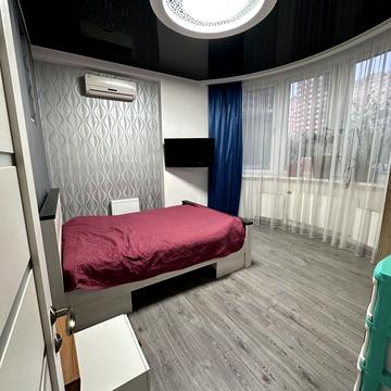 Анни Ахматової вул., 30