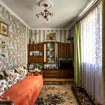 Михайла Грушевського вул., 4
