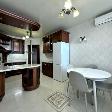 Валерія Лобановського просп. (Червонозоряний), 4-В