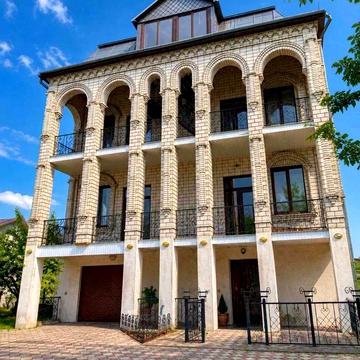 Богдана Хмельницького вул., 7