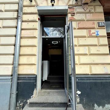 Михайла Грушевського вул., 13