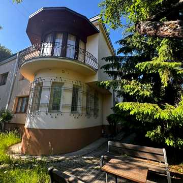 Литовська вул., 14