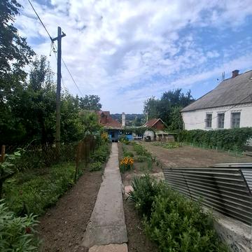 Михайла Комарова вул., 80