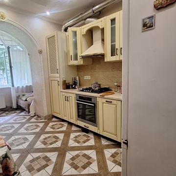 Кишинівська вул., 18