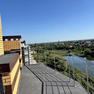 Чорновола вул., 1