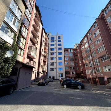 Чорновола вул., 11