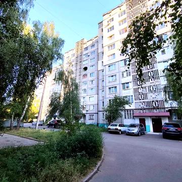 Академіка Грушевського вул., 42