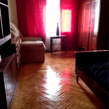 Миколи Ушакова вул., 10