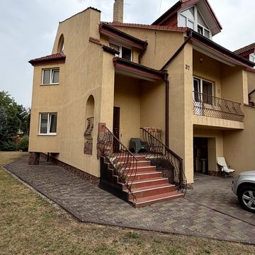 Володимира Івасюка вул., 37