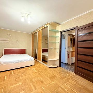 Дмитрівська вул., 2