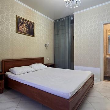 Віри Холодної пл., 1