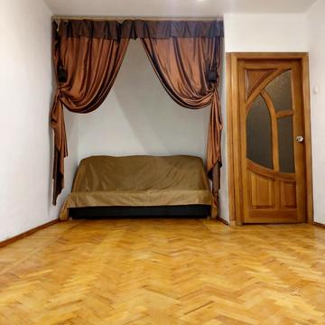 Космонавтів просп., 12