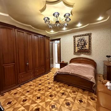 Мусліма Магомаєва вул., 8