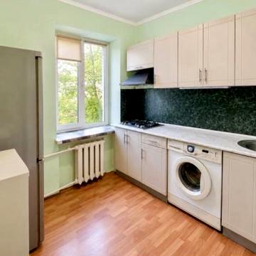 Будівельників вул., 5