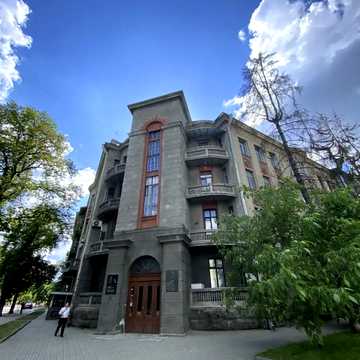 Інститутська вул., 20/8
