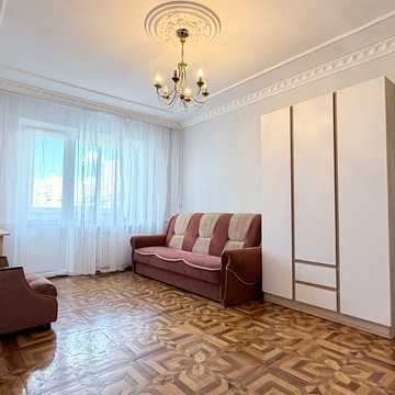 Анни Ахматової вул., 8