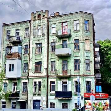 Студентська вул., 11