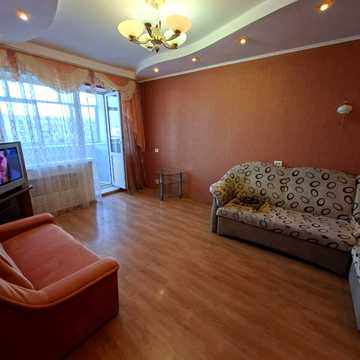 Лахтинська вул., 11