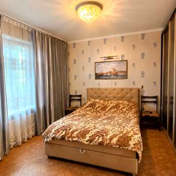Михайла Грушевського вул., 4
