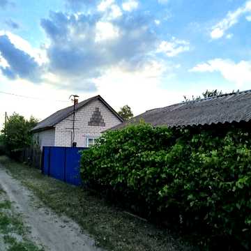 Центральна, 1