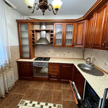 Тролейбусна вул., 16