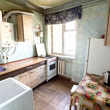 Космонавтів вул., 73
