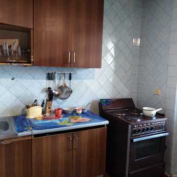 Хорольська вул., 1