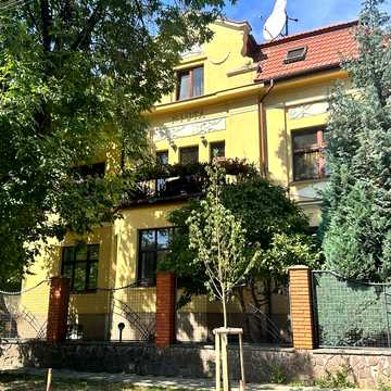 Академіка Ігоря Юхновського вул. (Гіпсова), 30