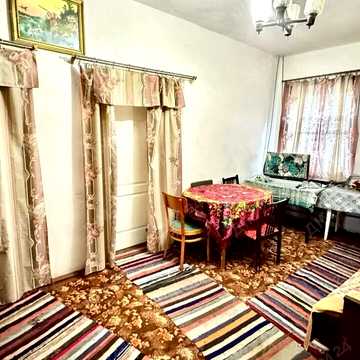 Центральна, 1