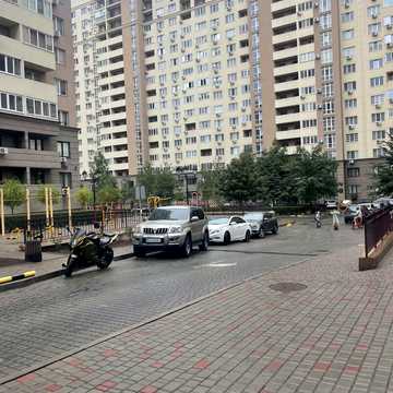 Михайла Грушевського вул., 30б