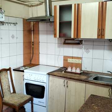 Академіка Лазаренка вул., 15