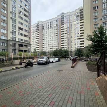 Михайла Грушевського вул., 30б