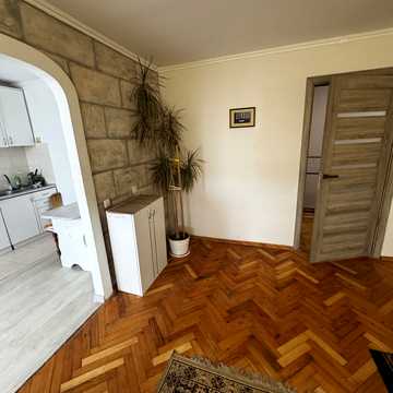 Івана Миколайчука вул., 7