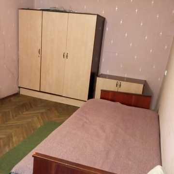 Будівельників вул., 4