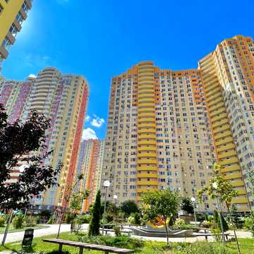 Сім'ї Кульженків вул. (Петра Дегтяренка), 37