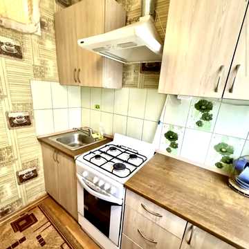 Космонавтів вул., 3