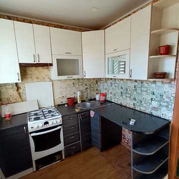 Прибережна вул., 2
