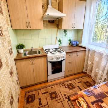 Космонавтів вул., 1