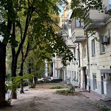 Богдана Хмельницького вул., 66