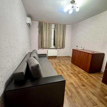 Здолбунівська вул., 13