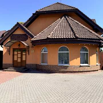 Івана Франка вул., 1
