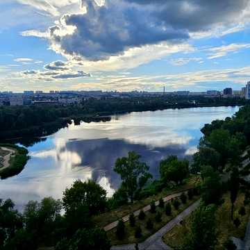 Йорданська вул. (Лайоша Гавро), 1