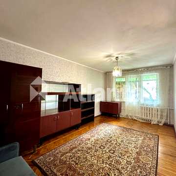 Космонавтів вул., 52