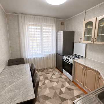 Героїв Крут бульв. (Героїв Сталінграду), 18