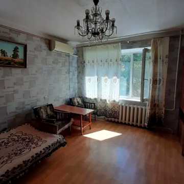 Менахем-Мендл Шнеєрсона вул. (Мініна), 11